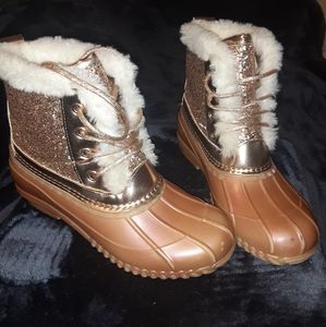Girls size 5 justice winter boots(gold)